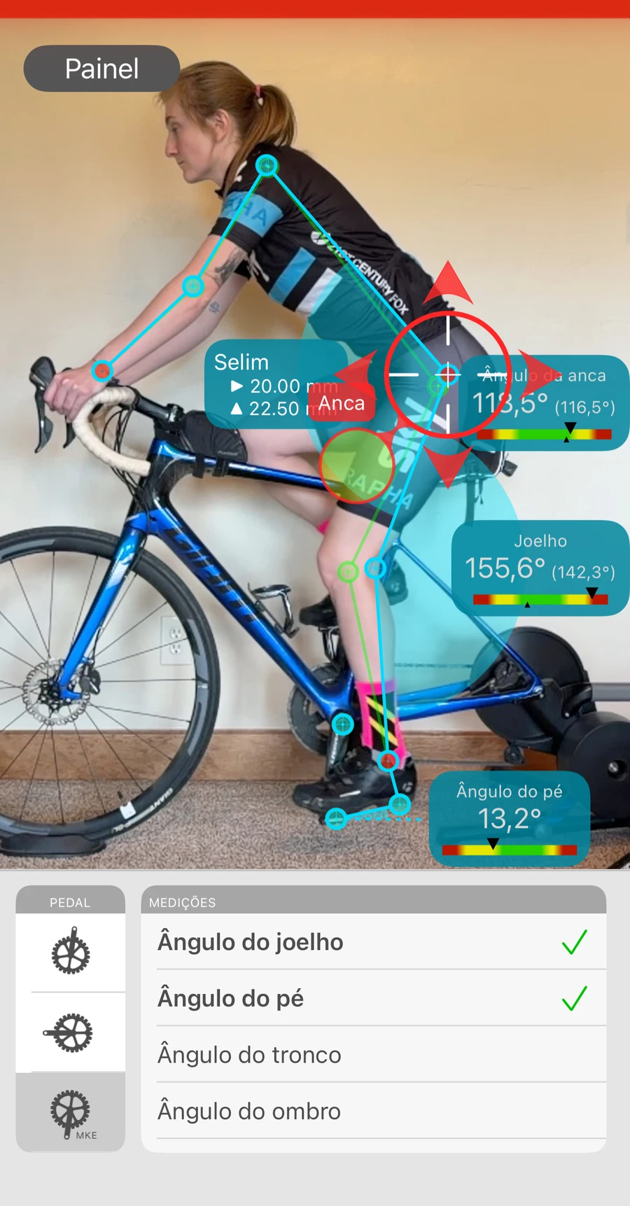 Explorar alterações na Bike Fast Fit Elite: um movimento de selim em milímetros, na horizontal e para cima ou para baixo, pré-visualizado num ciclista seguido pela app, com o ângulo do joelho resultante ao lado do original