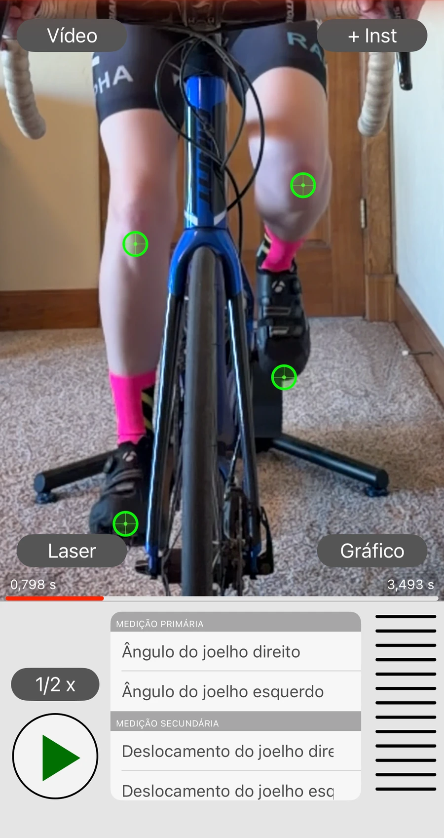 A gravação frontal da Bike Fast Fit Elite segue um ciclista de frente, com os ângulos do joelho esquerdo e direito lidos em cada perna