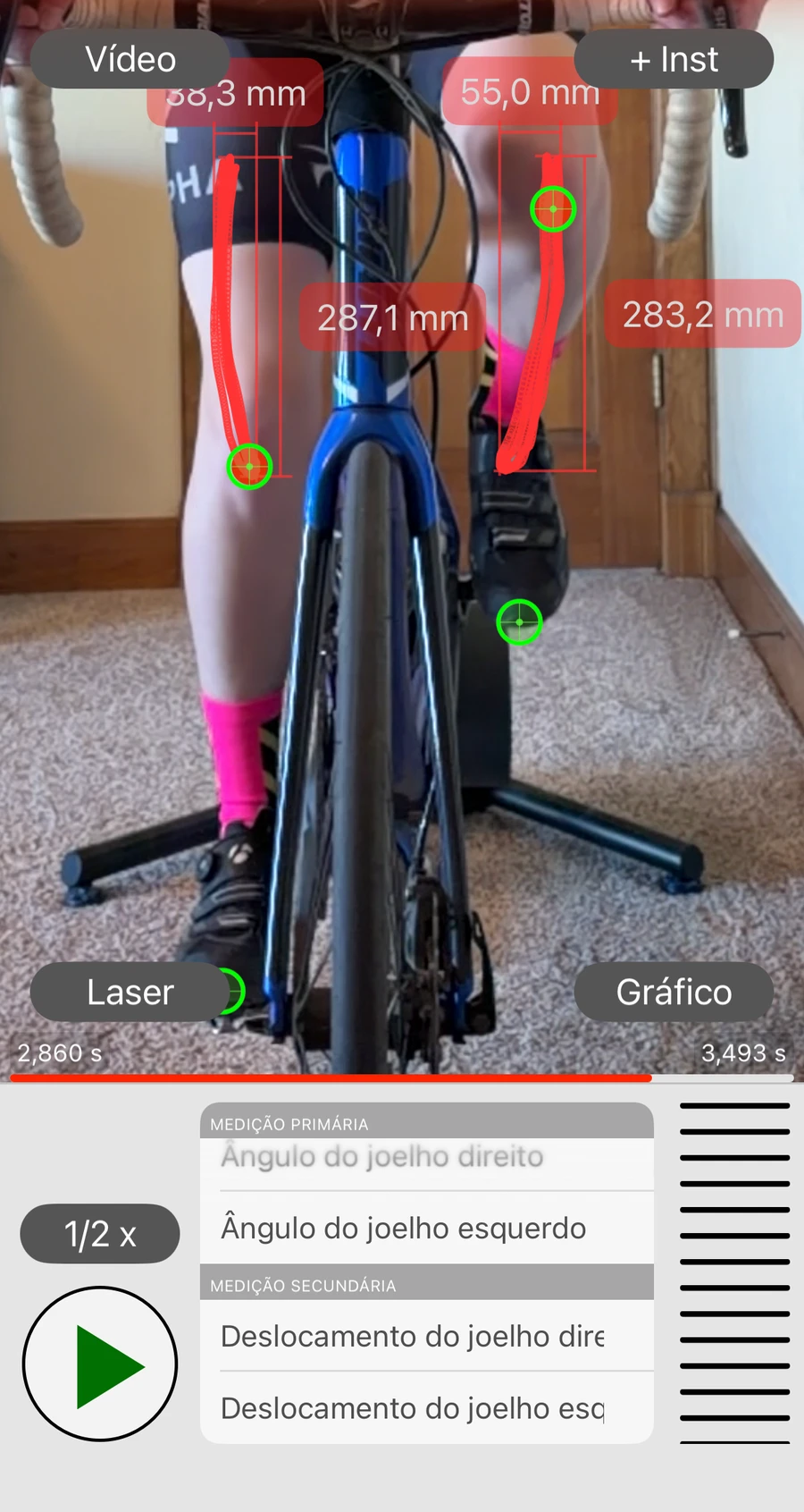 O traçado na Bike Fast Fit Elite sobre uma gravação frontal: o caminho de cada joelho desenhado a vermelho ao longo da pedalada, com os valores do movimento lateral ao lado e a lista de medições a mostrar o ângulo e o deslocamento do joelho