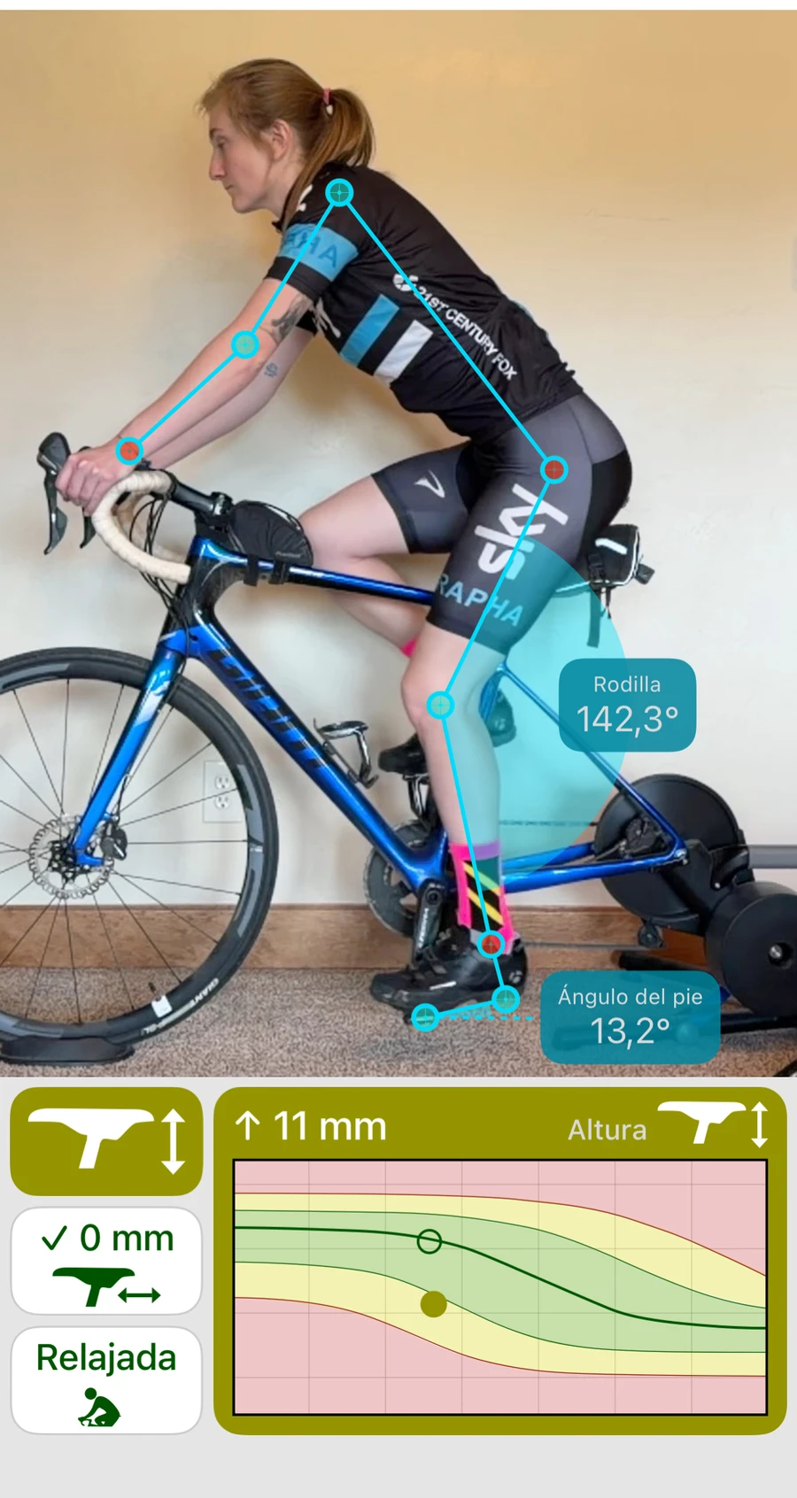 Bike Fast Fit EZ muestra un ciclista rastreado con una lectura del ángulo de rodilla y una recomendación de altura del sillín en milímetros, hacia arriba o hacia abajo
