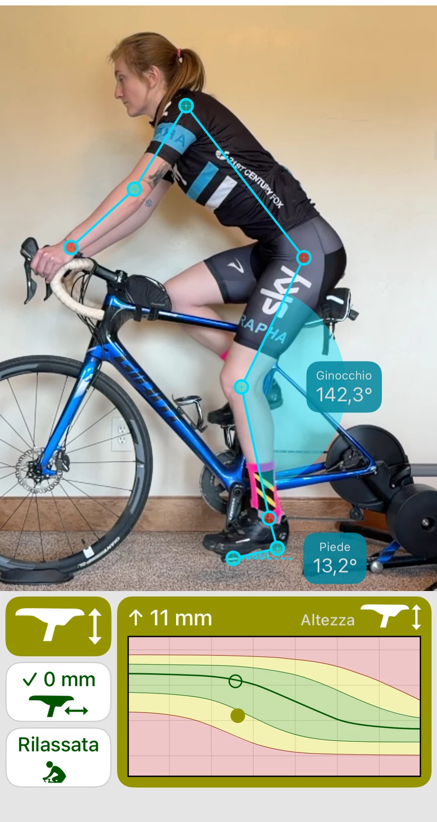 Bike Fast Fit EZ mostra un ciclista tracciato con una lettura dell'angolo del ginocchio e un consiglio di altezza della sella in millimetri, verso l'alto o verso il basso