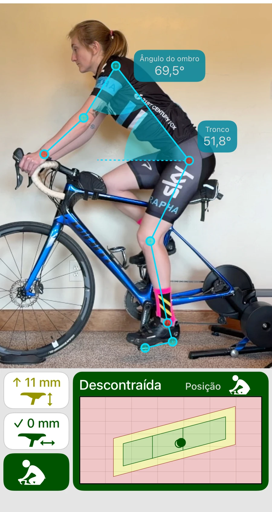 A Bike Fast Fit EZ mostra um ciclista seguido pela app com os ângulos do ombro e do tronco, ao lado da altura do selim, da posição avançada/recuada e do resultado de postura Descontraída