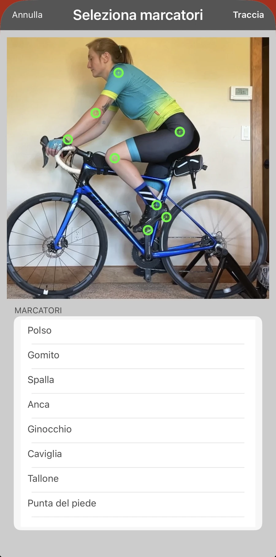 La schermata di selezione dei marcatori in Bike Fast Fit Pro: otto punti di tracciamento posizionati a mano su un ciclista, con l'elenco polso, gomito, spalla, anca, ginocchio, caviglia, tallone e punta del piede a fianco