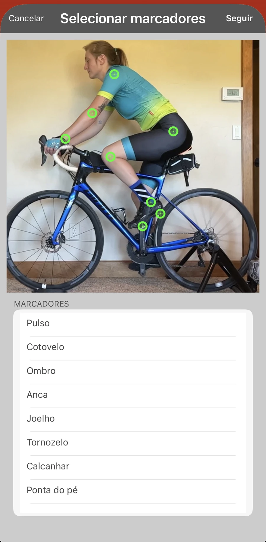 O ecrã de seleção de marcadores na Bike Fast Fit Pro: oito pontos de seguimento colocados à mão num ciclista, com a lista de pulso, cotovelo, ombro, anca, joelho, tornozelo, calcanhar e ponta do pé ao lado