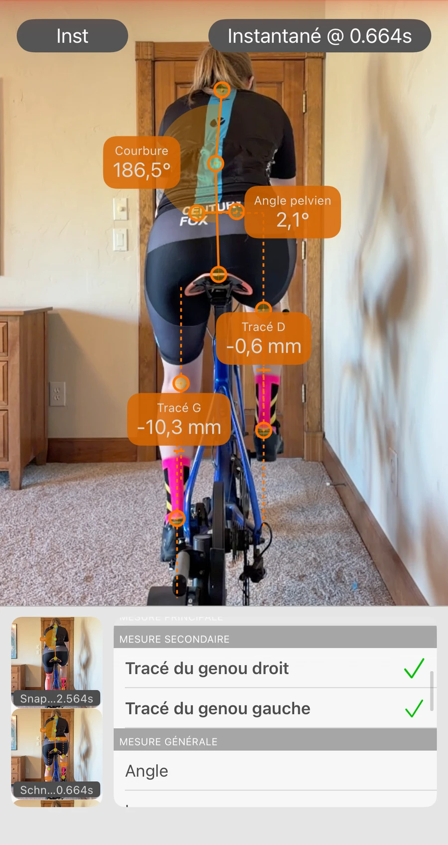 Analyse de la vue arrière dans Bike Fast Fit Pro : un cycliste suivi de dos, avec le déplacement latéral de chaque genou en millimètres, l'angle pelvien et la flexion du dos lus sur l'image, et la liste des mesures ouverte en dessous